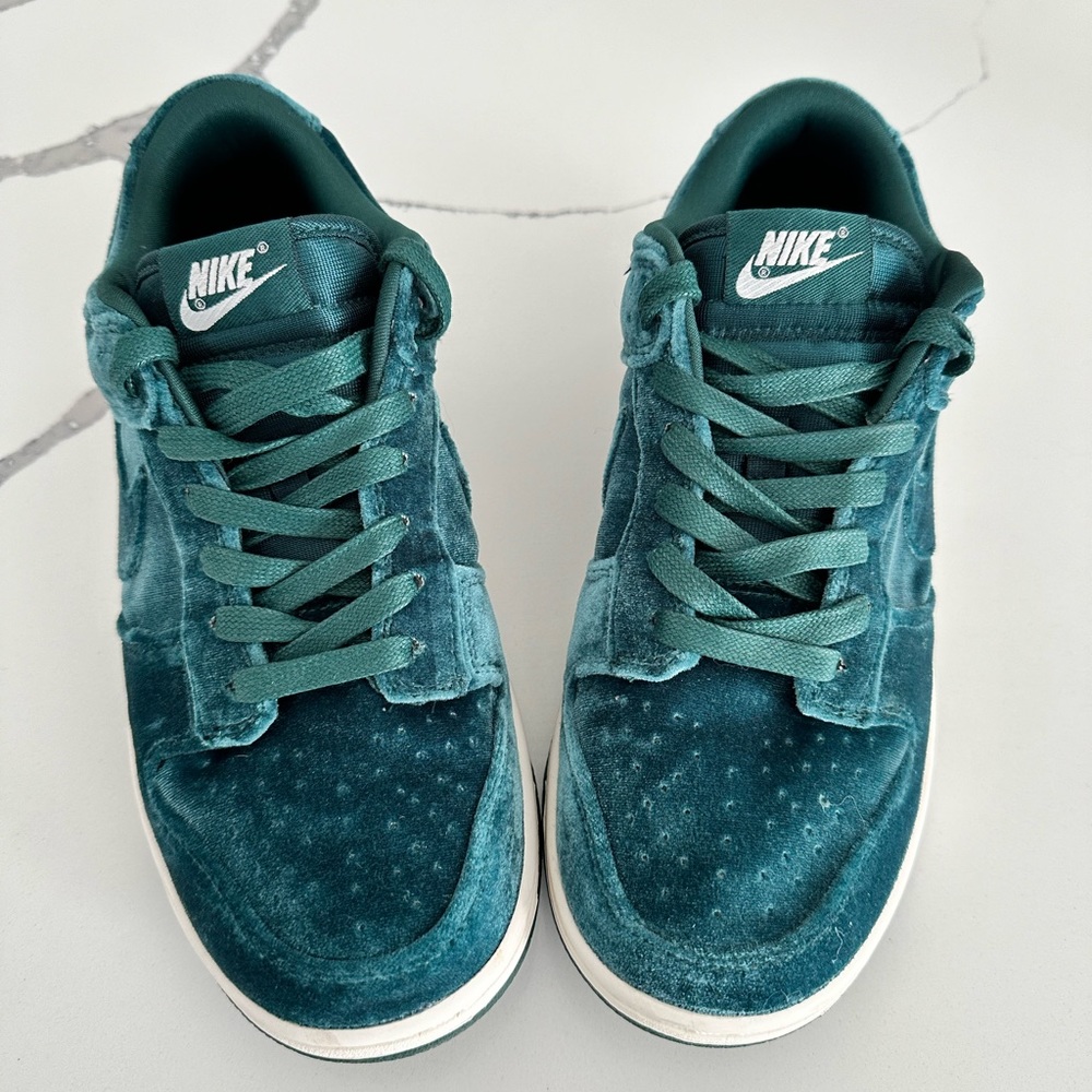 Green velvet Nike Dunk Low Sneaker